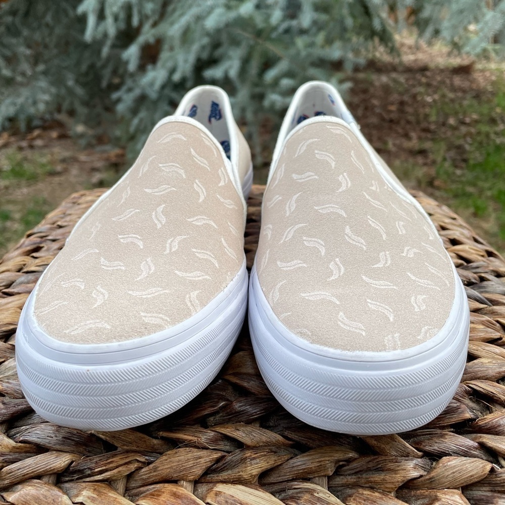 NEW Keds Cream Suede Tossed Wave Logo Platform Lace Up Sneaker. Women’s size 11